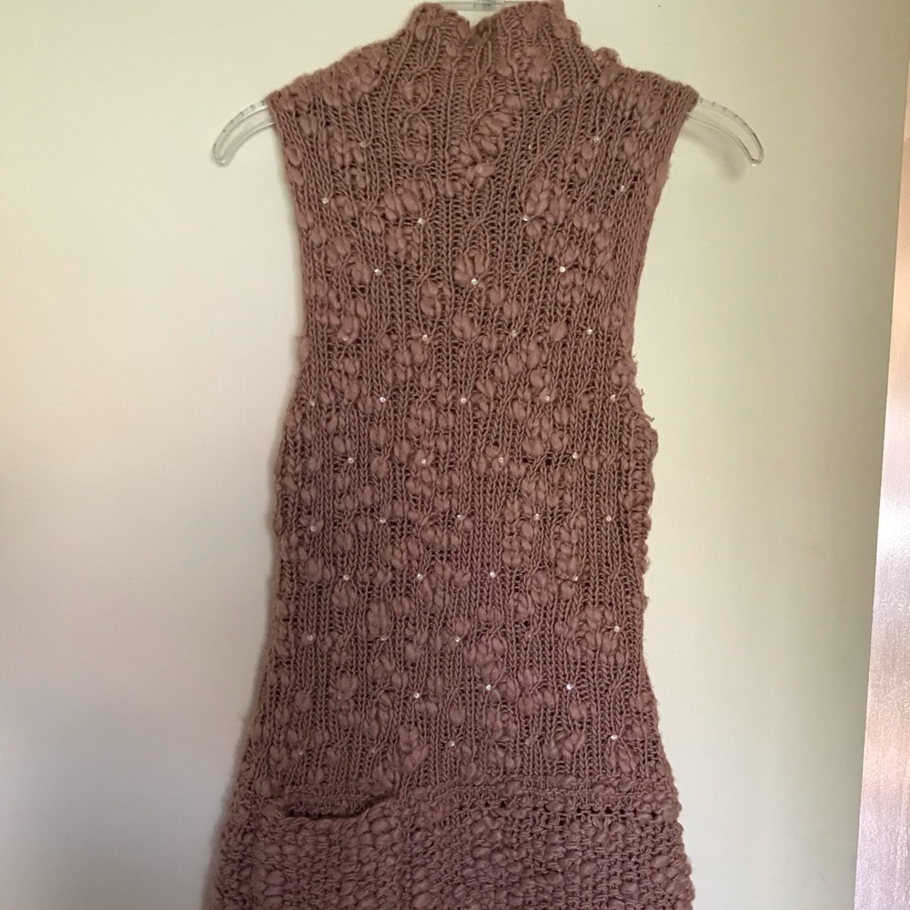MAKE AN OFFER!! Sequined sleeveless sweater